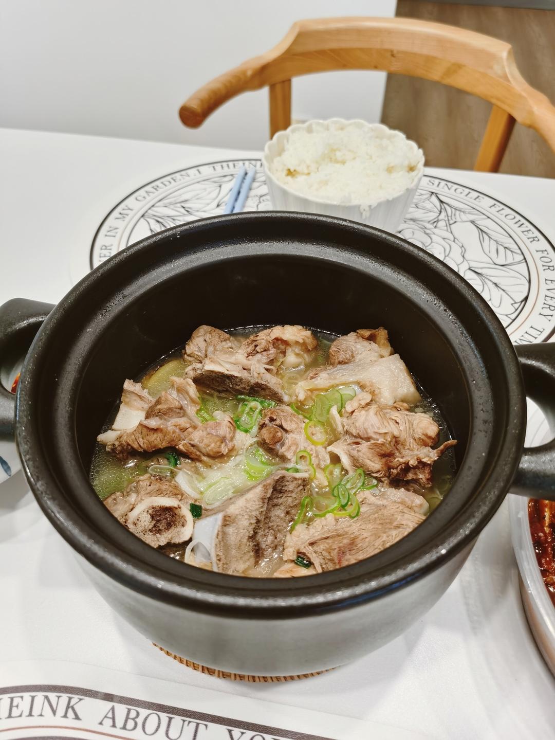 非常简单又美味的大骨头汤