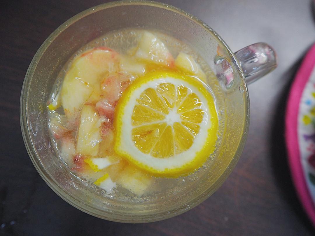 蜜桃气泡水