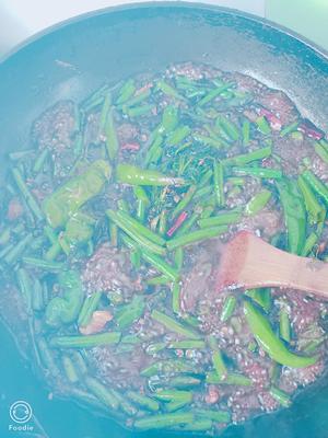 东北超下饭油咸菜一腊肉豇豆辣椒香菜的做法 步骤7