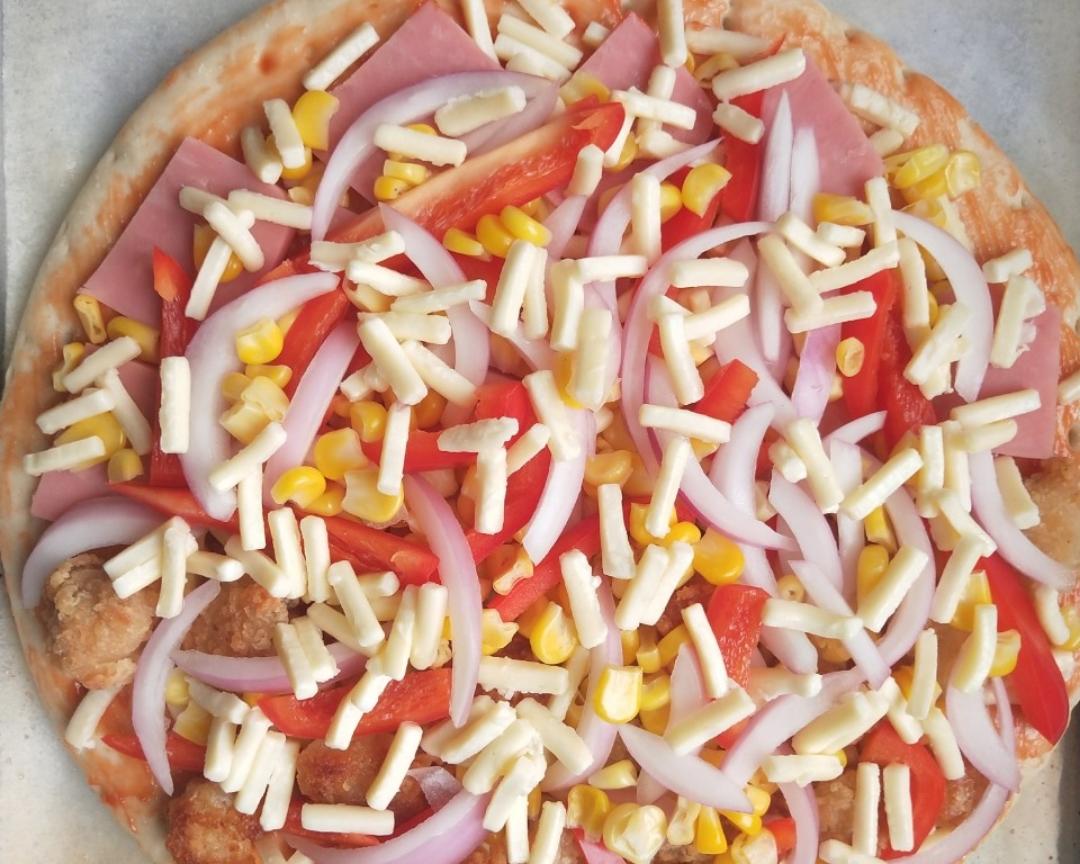 鸡米花和火腿双拼披萨的做法