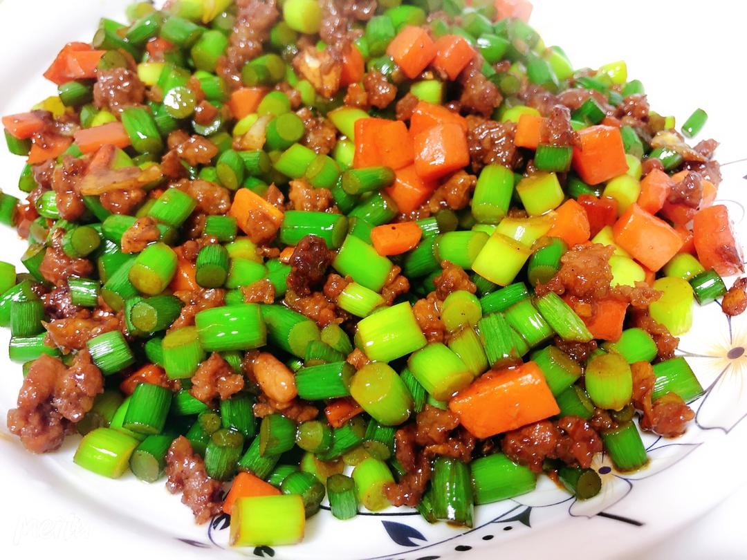 上班族的快手简单晚餐——蒜苔肉沫臊子