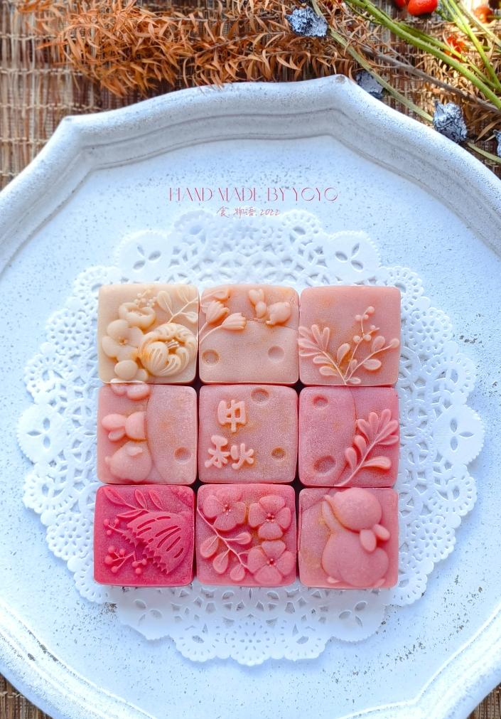 美到不舍得吃系列❤️九宫格渐变桃山月饼的做法