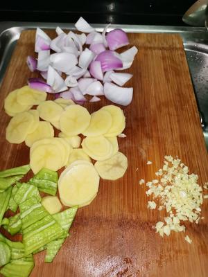 青椒洋葱土豆片的做法 步骤1