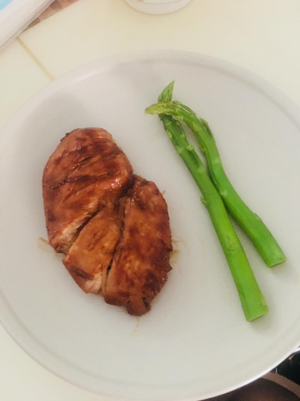 减肥食谱：香煎鸡胸+蒜蓉西兰花