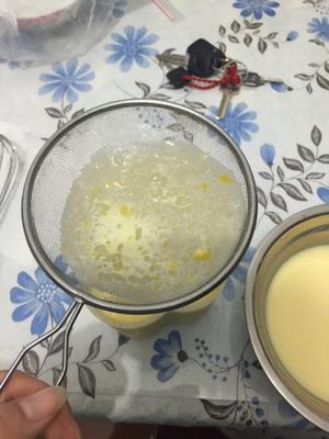 香滑鸡蛋牛奶布丁的做法 步骤2