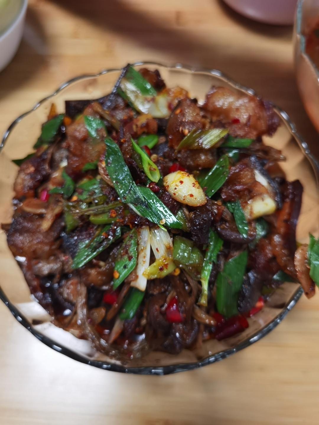 茶树菇炒腊肉，米饭炫不停~