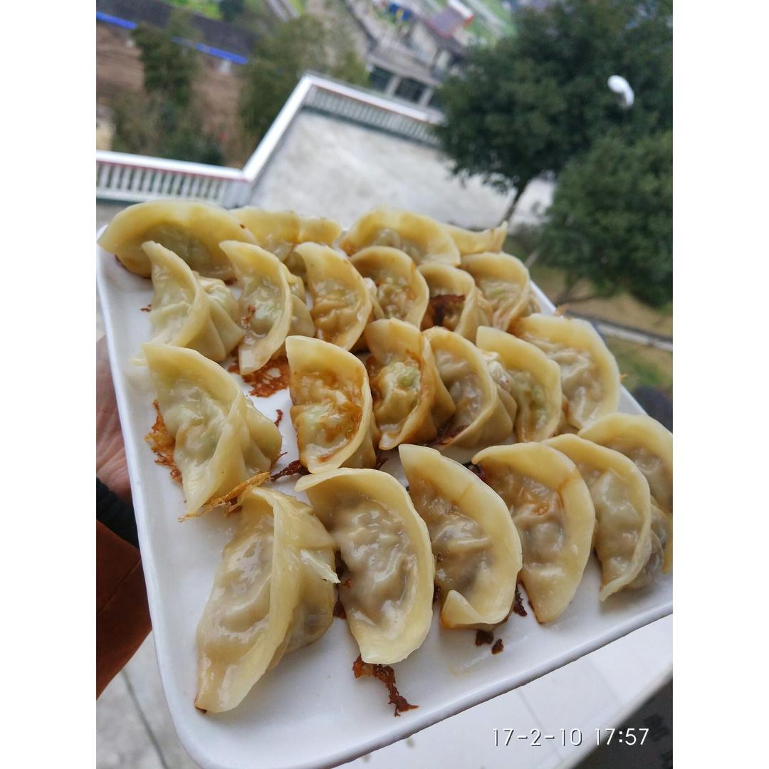 速冻水饺吃腻了吗~变锅贴吧(๑´ڡ`๑)