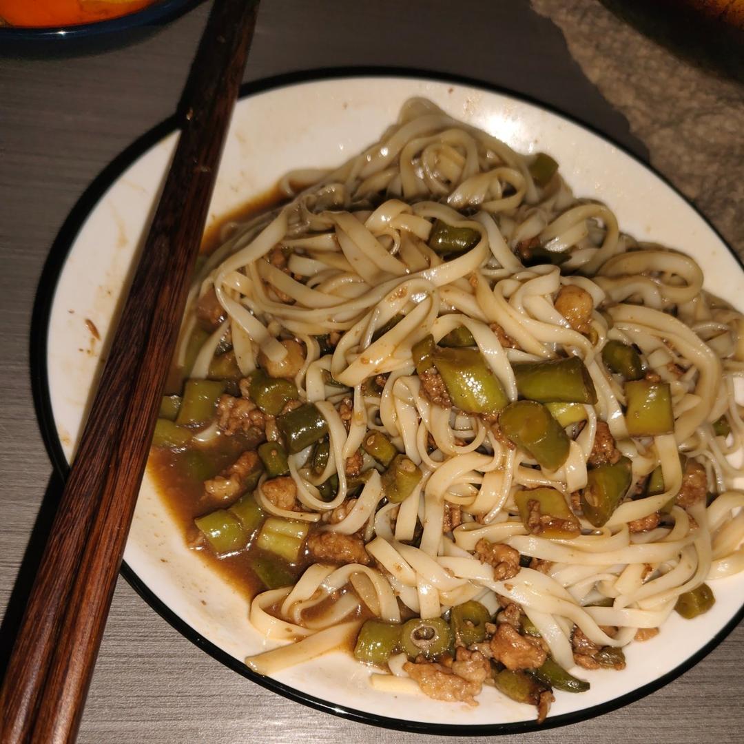 香喷喷的豇豆炒肉酱拌面