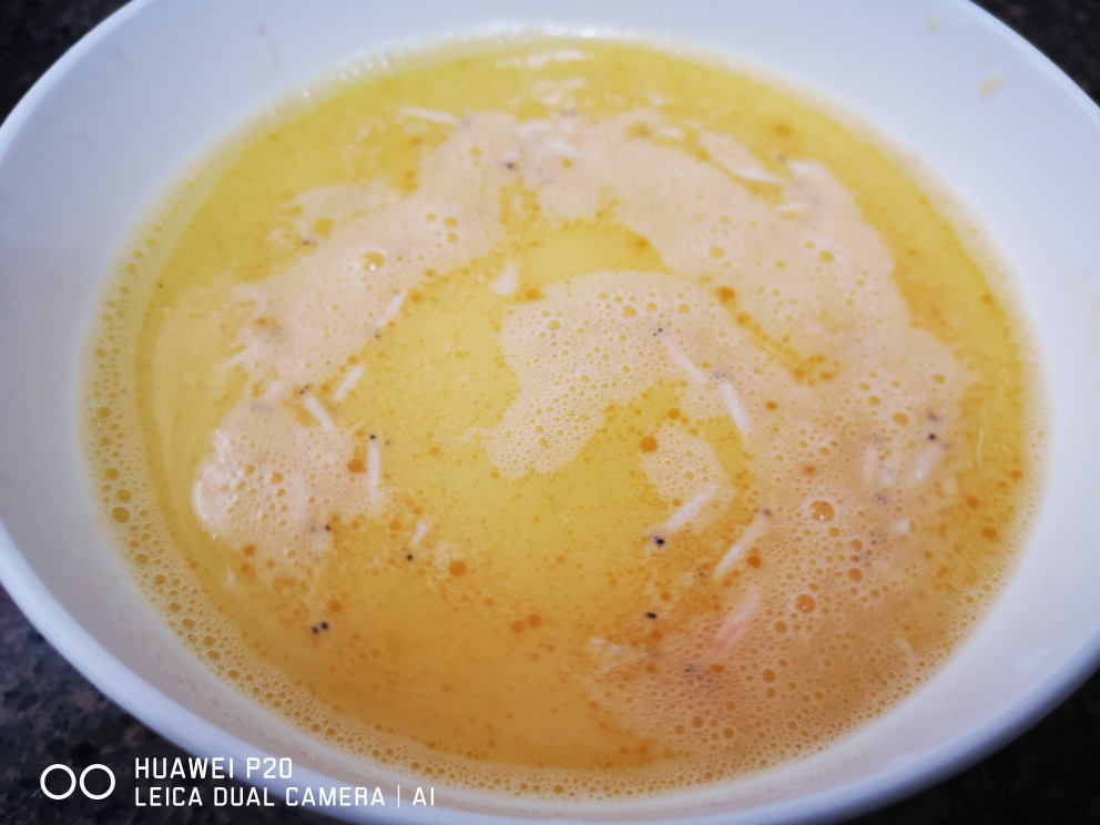 营养虾皮蒸鸡蛋，电饭煲煮饭时蒸一大碗，不需要炖汤了的做法 步骤2