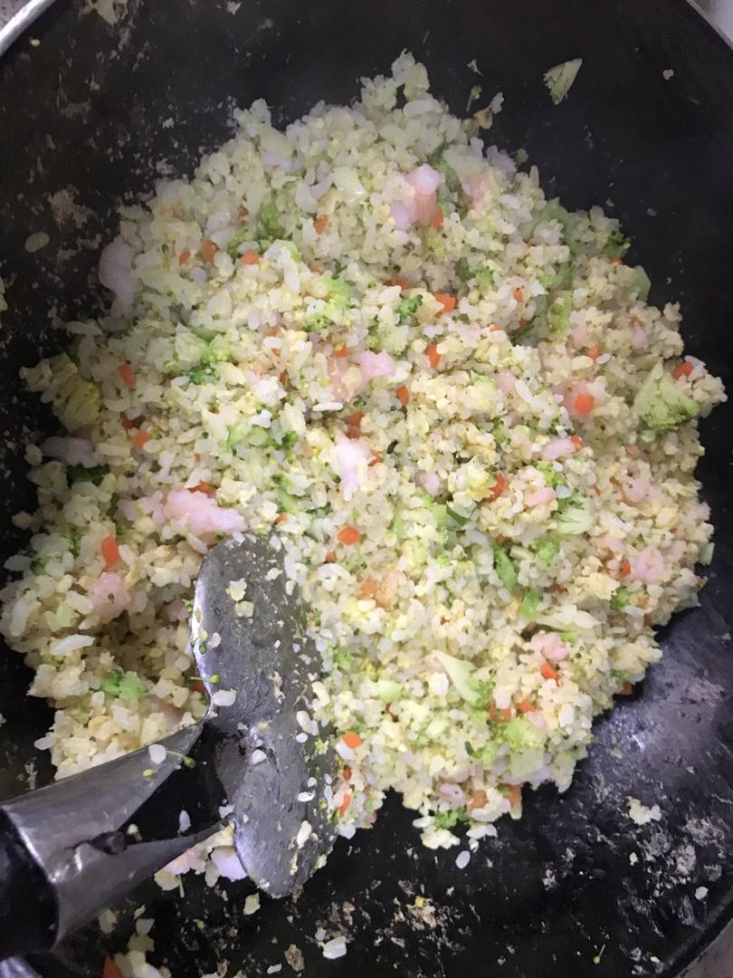 虾仁西兰花黄金炒饭