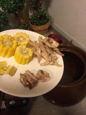鸡爪竹荪玉米汤的做法 步骤3