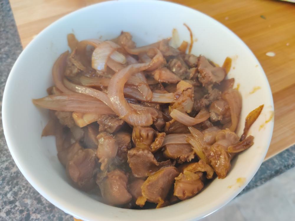 简易又下饭的洋葱炒鸡胗的做法