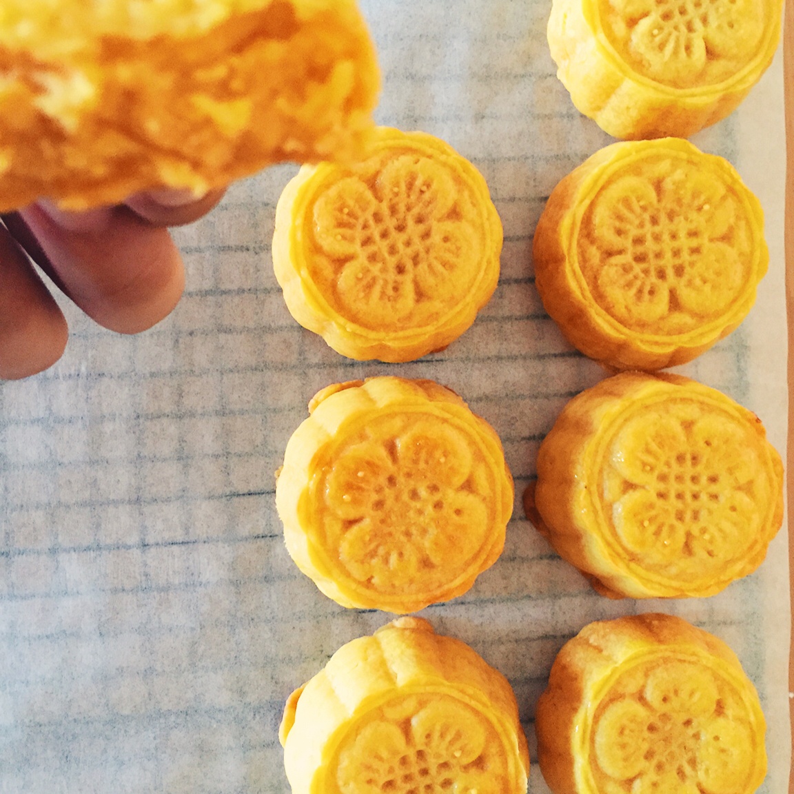 咸甜的味道刚刚好：港式金沙奶黄月饼（含金沙馅做法）