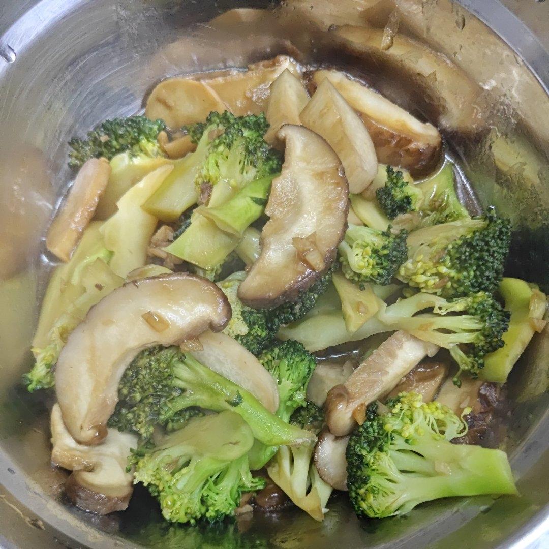 低脂好吃的西兰花炒香菇