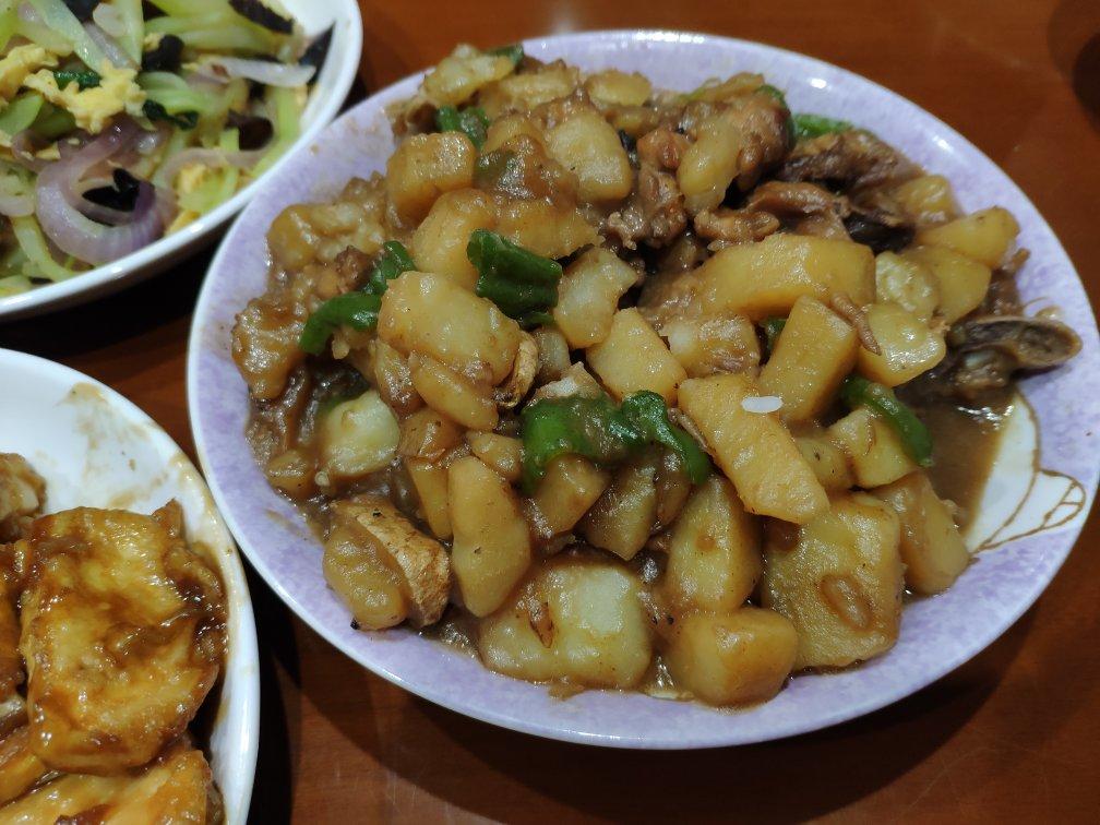 简单却好吃的鸡腿炖土豆