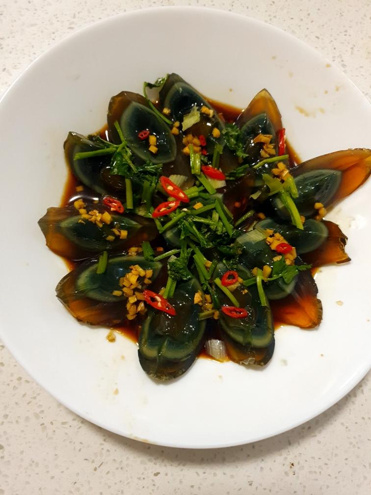 快手下酒凉菜拌皮蛋的做法