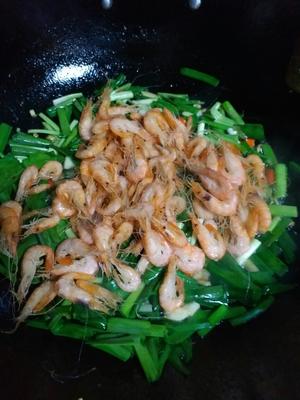 韭菜炒小河虾的做法 步骤7