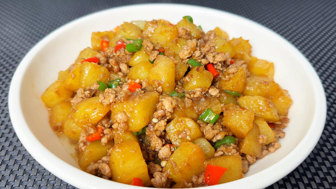 不知道吃啥的时候就做这个肉末土豆，拌米饭拌面条都特香特下饭的做法