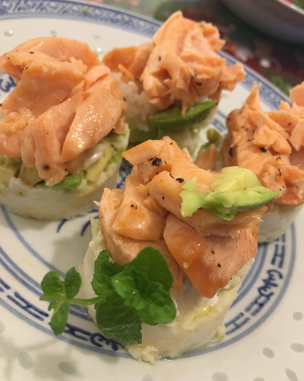 牛油果三文鱼沙拉（主要看装盘技巧💅🏻）