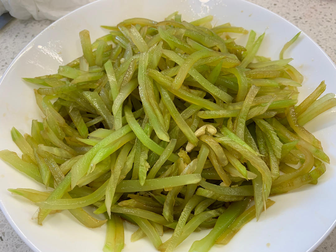 10分钟搞定的快手凉拌菜，清脆爽口的凉拌莴笋丝