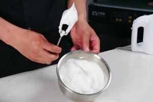 奥利奥咸奶油蛋糕卷  不一样的蛋糕卷 奥利奥夹心的用法的做法 步骤8