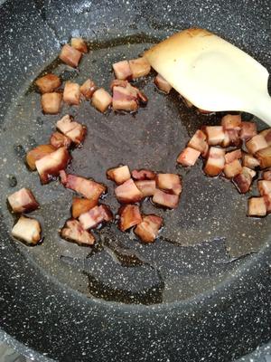 烟熏腊肉炒绿豆芽的做法 步骤2