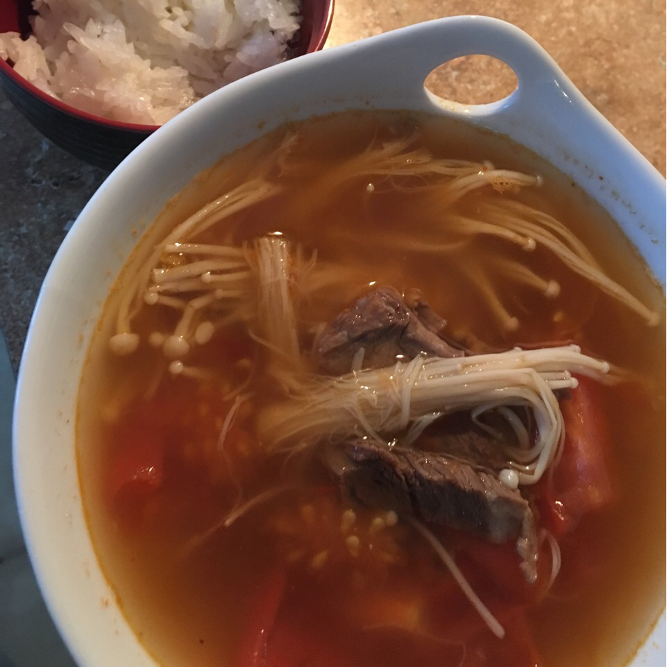 金针菇肥牛番茄锅