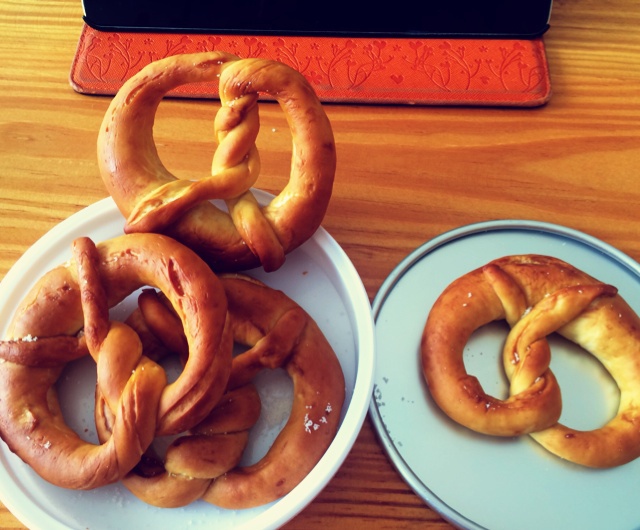 芳掌柜做的德国椒盐卷饼pretzel