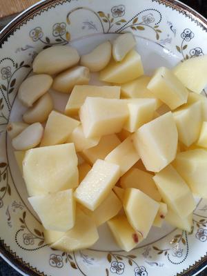 土豆黄焖鸡的做法 步骤3