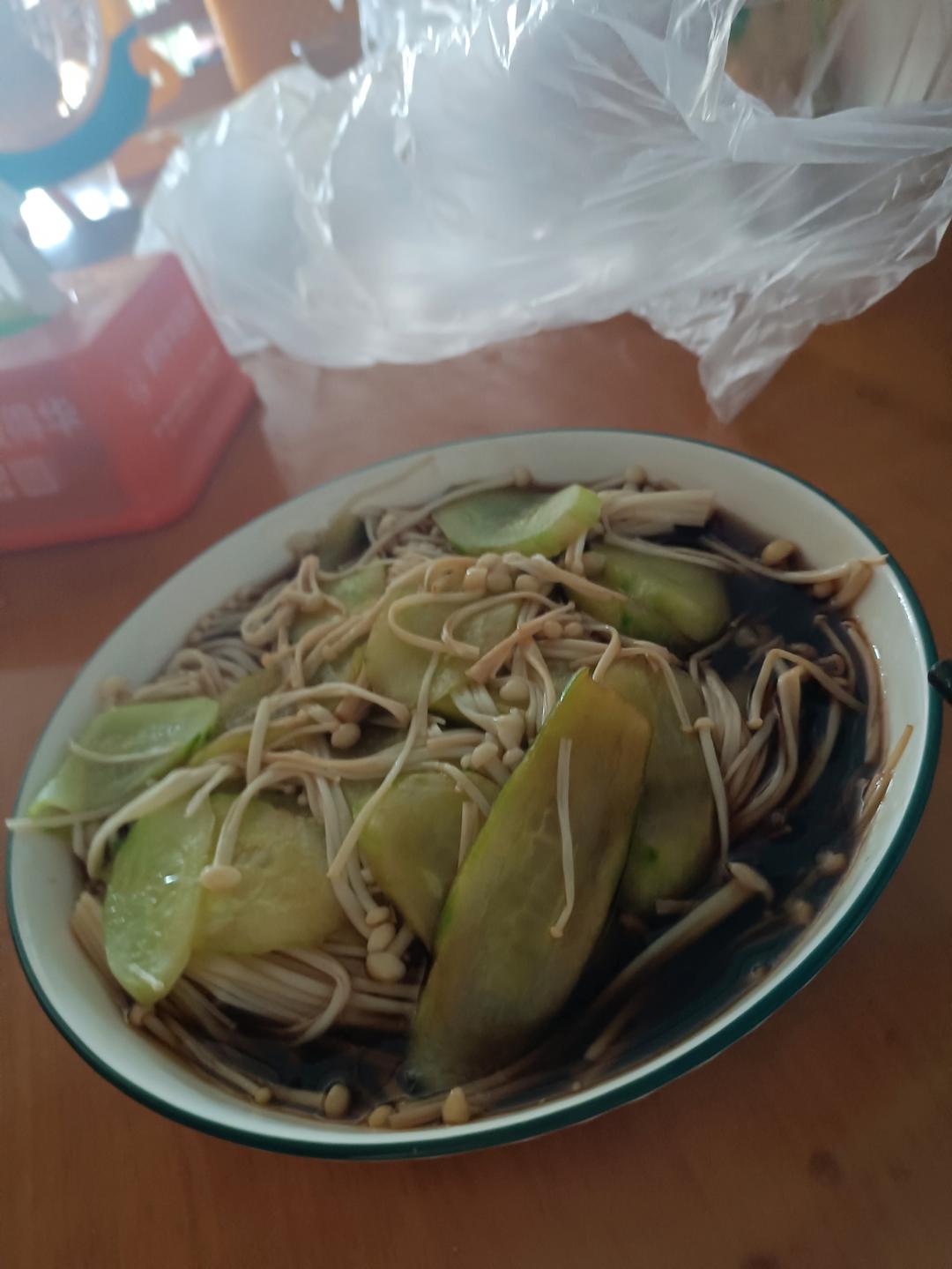 凉拌黄瓜金针菇