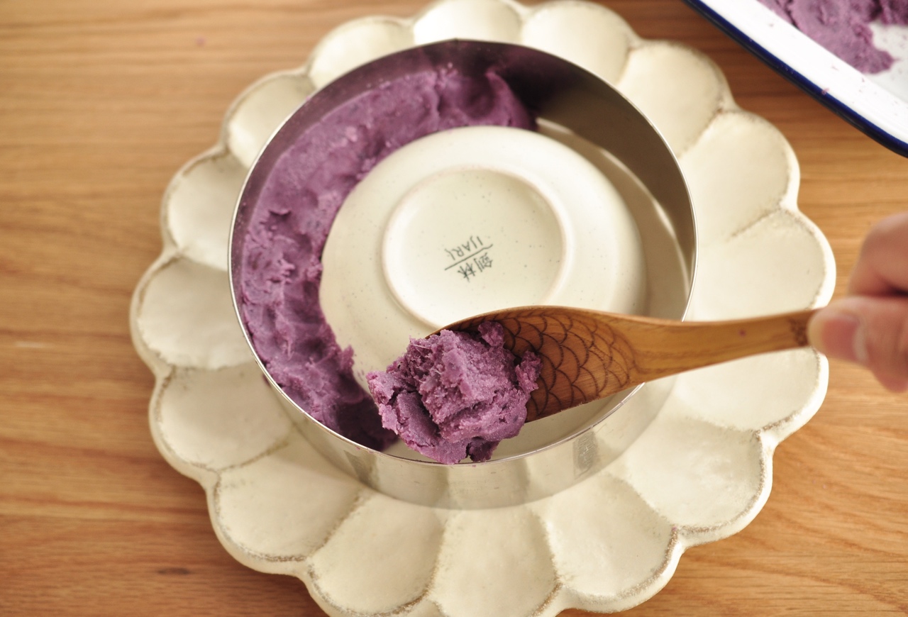 酸奶淋缤纷水果紫薯环的做法 步骤6