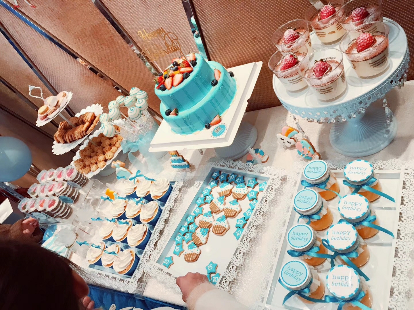 蓝色系生日甜品台的做法