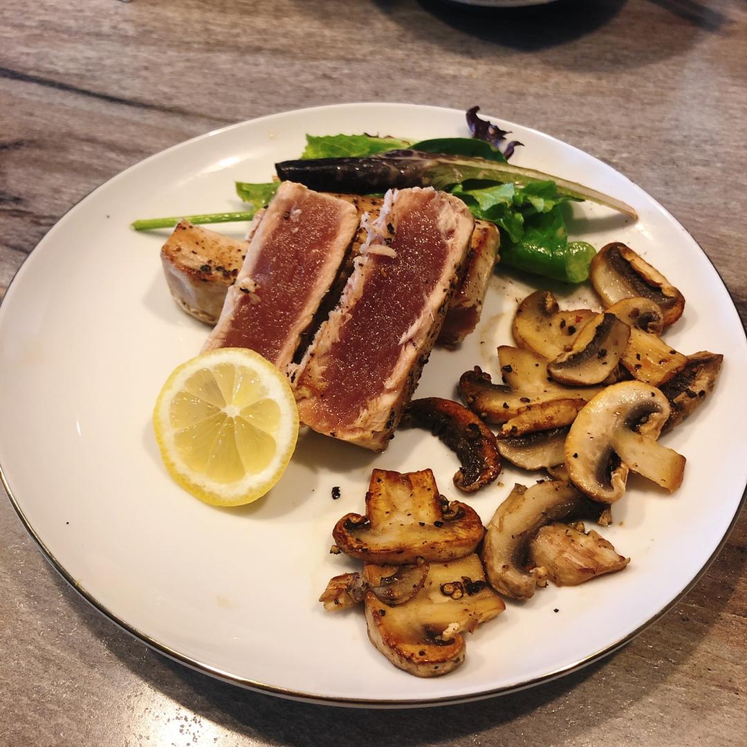 嫩煎金枪鱼Seared Ahi Tuna