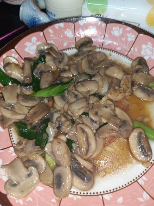 鲜香嫩滑！好吃不胖的蒜香炒口蘑！