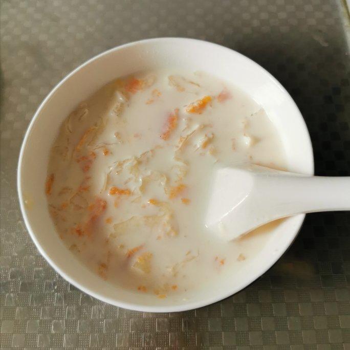 木瓜银耳红枣牛奶羹