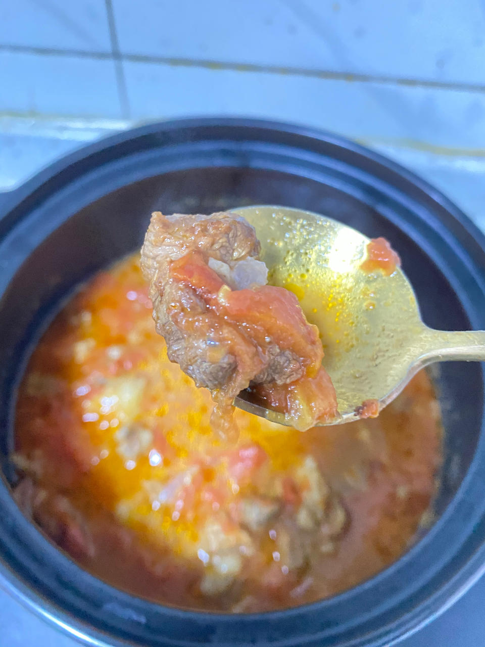 汤浓肉嫩的番茄牛腩，牛腩软烂秘法