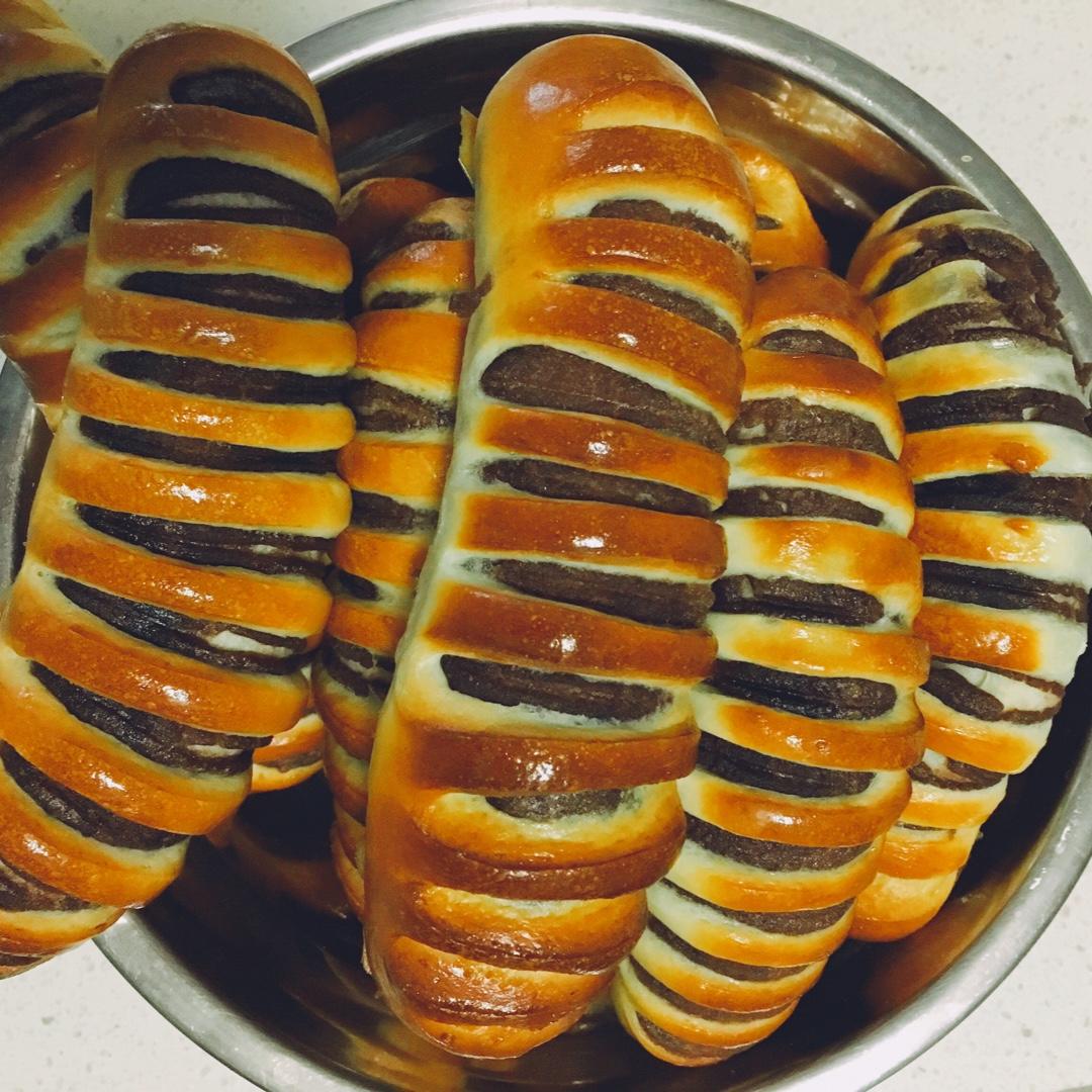 豆沙毛毛虫面包