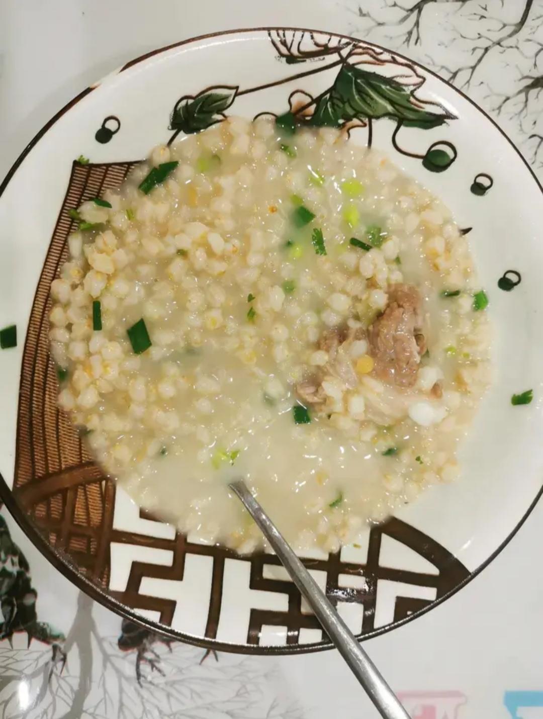 麦仁饭【青海】：青海的西宁人，虽是汉族人居多，可是腊八不吃粥，而是吃麦仁饭。将新碾的麦仁，与牛羊肉同煮，加上青盐、姜皮、花椒、草