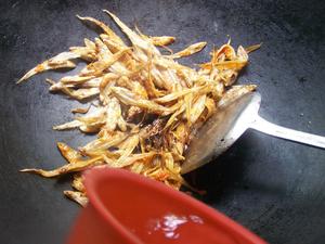 【桔家吃食】辣椒酱炒干香毛花鱼。的做法 步骤7
