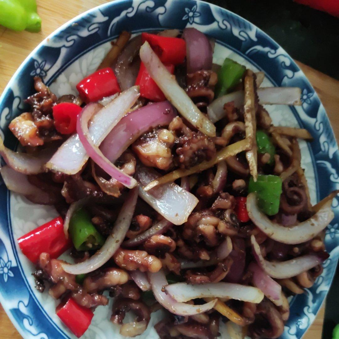 爆炒鱿鱼须，加上这一步，可以与铁板鱿鱼媲美