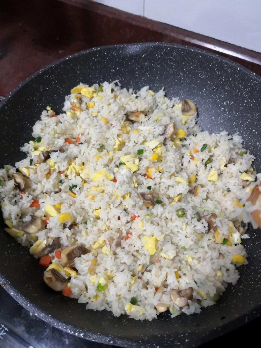 简简单单蘑菇蛋炒饭