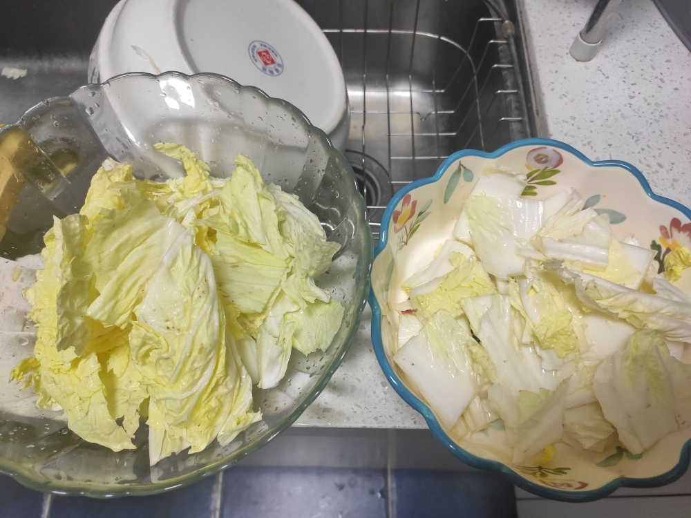 超级简单的减脂炒白菜的做法 步骤2
