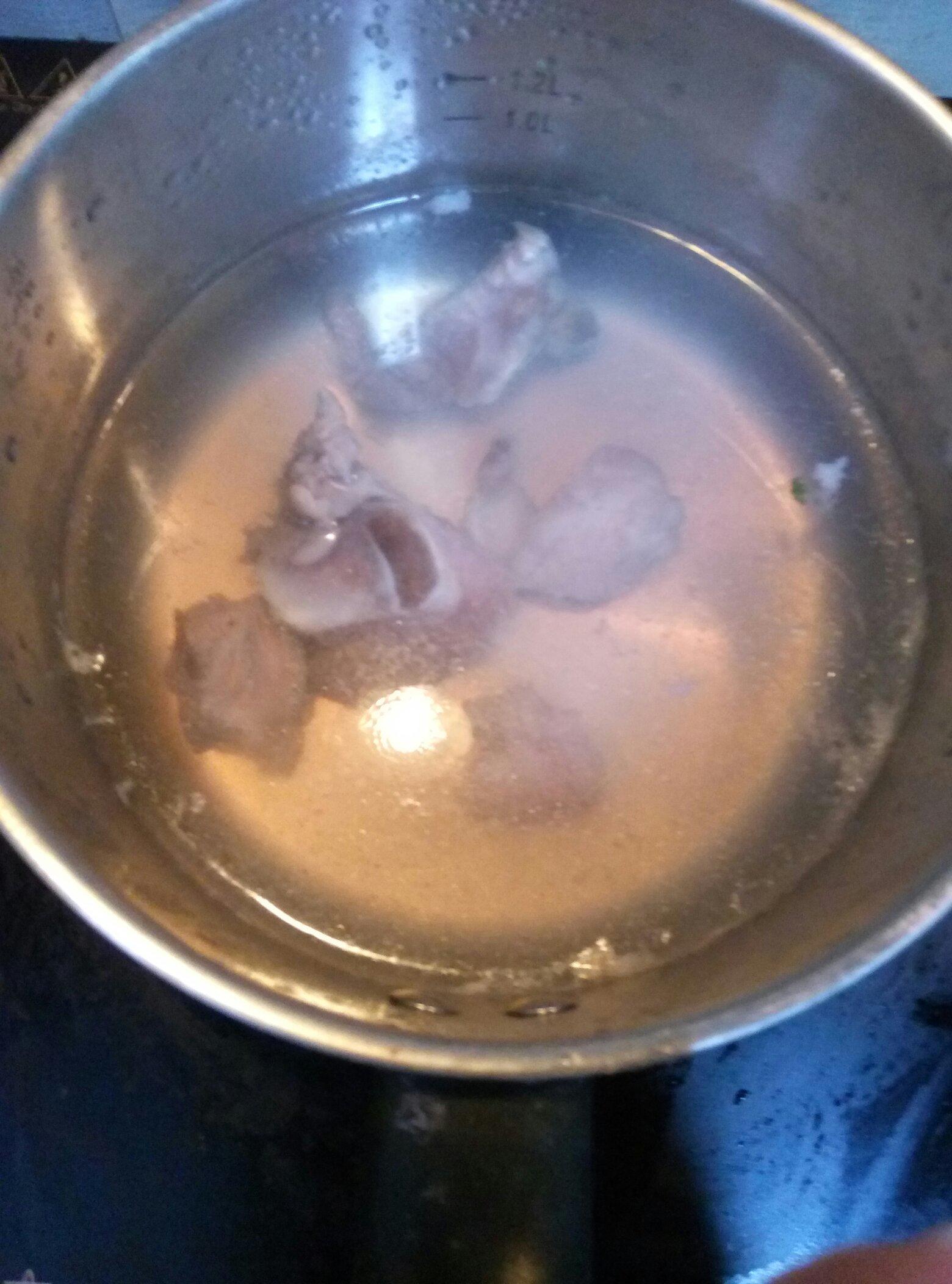 菜干骨头莲藕汤的做法 步骤2