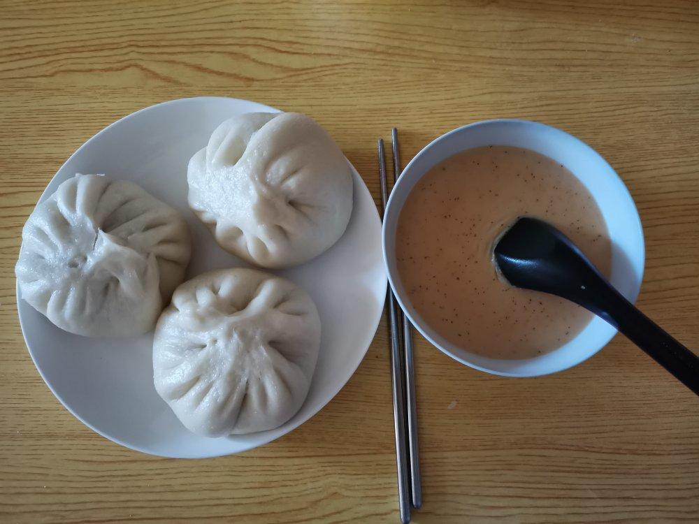 松软多汁的肉包子