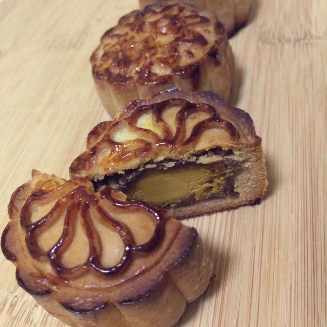 广式月饼—蛋黄莲蓉月饼