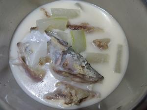 奶白色补钙鱼头汤的做法 步骤2
