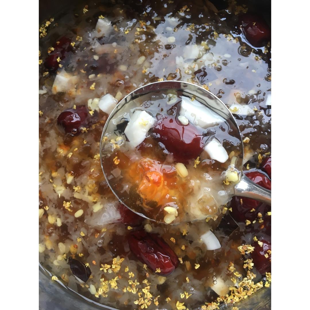 美容润肤 益气补血《桃胶皂角米百合银耳红枣羹》