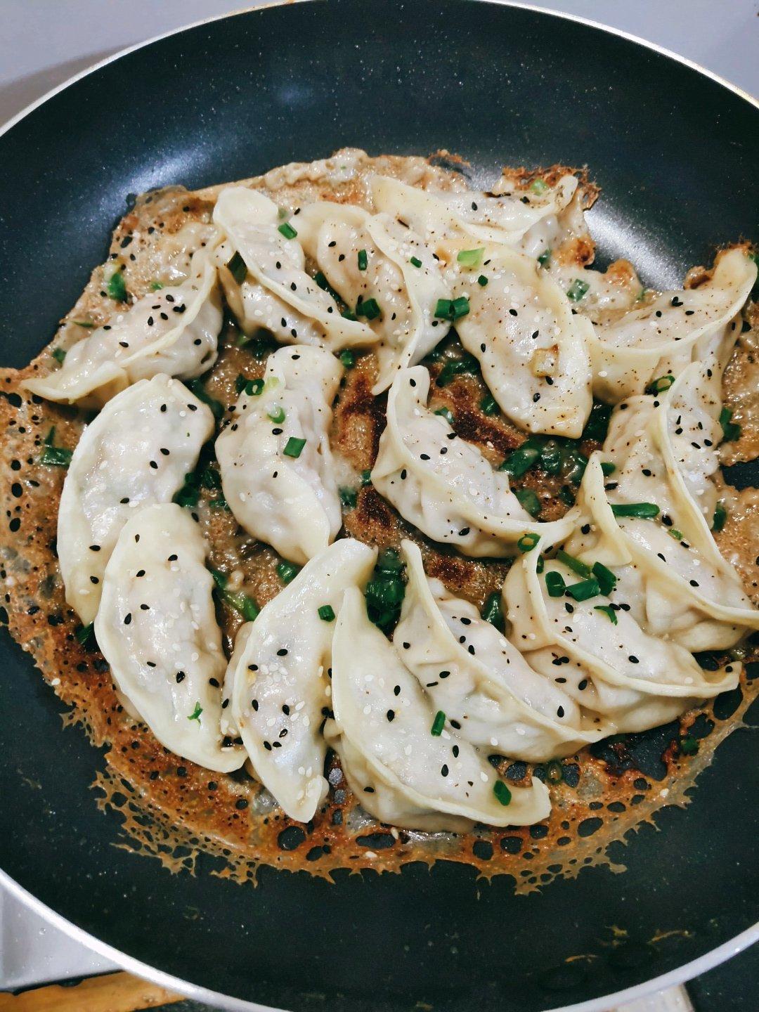 速冻水饺吃腻了吗~变锅贴吧(๑´ڡ`๑)