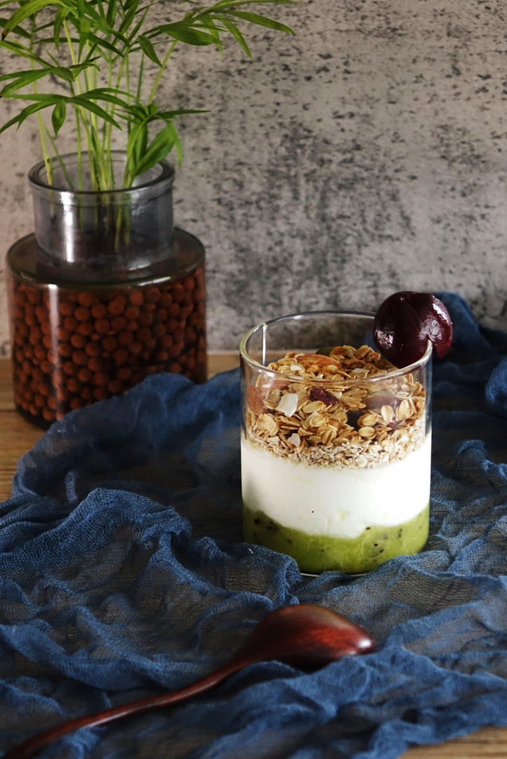 牛油果奇亚籽0糖酸奶杯