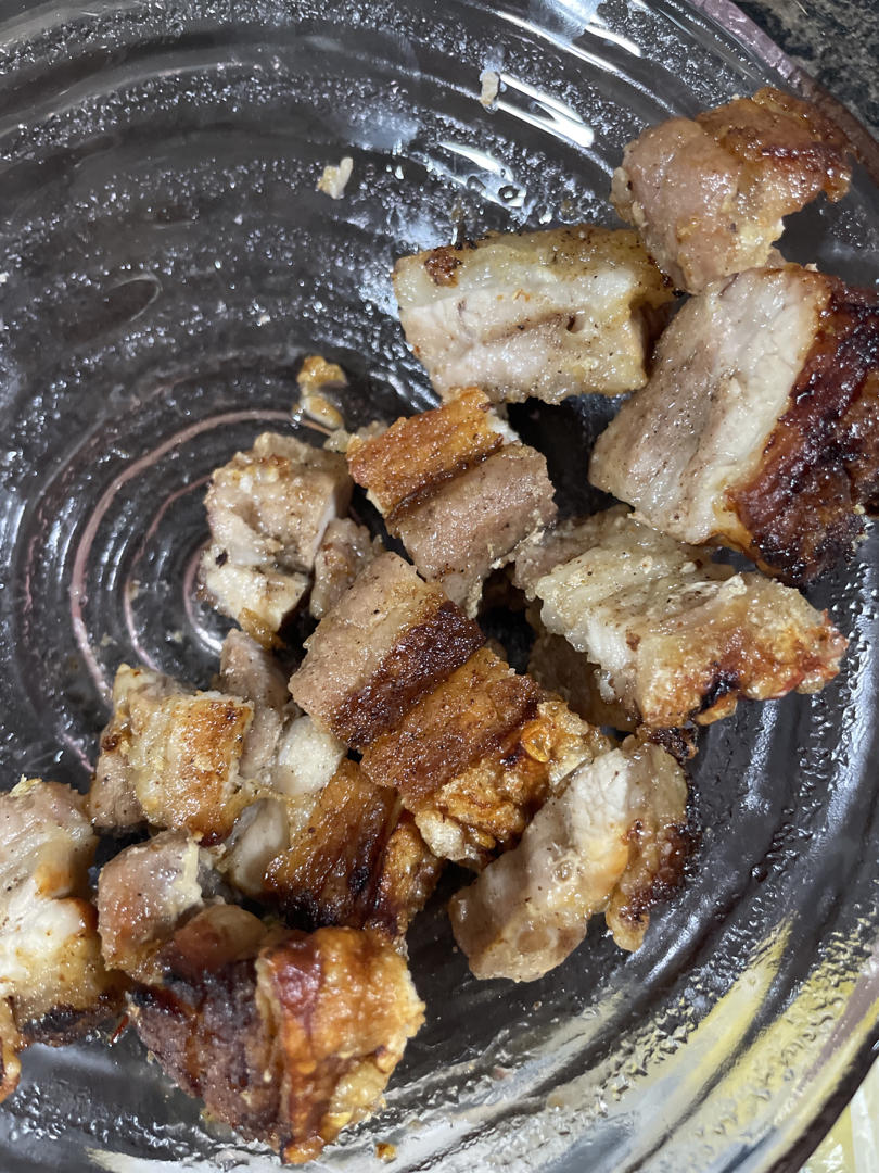 脆皮烧肉，皮酥脆、肉甘香，生烧做法